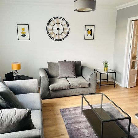 Wolverhampton Large 3 Bedrooms 5 Bed House Perfect For Short & Long Stays Contractors Business Nhs Insurance 1 Bathroom And Separate Wc Private Garden Driveway For 2 Large Vehicles Close To City Centre M6 M54 And Walsall Willenhall Cannock Property Exterior foto