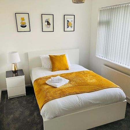Wolverhampton Large 3 Bedrooms 5 Bed House Perfect For Short & Long Stays Contractors Business Nhs Insurance 1 Bathroom And Separate Wc Private Garden Driveway For 2 Large Vehicles Close To City Centre M6 M54 And Walsall Willenhall Cannock Property Exterior foto