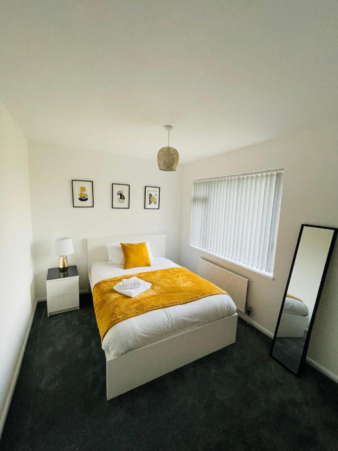 Wolverhampton Large 3 Bedrooms 5 Bed House Perfect For Short & Long Stays Contractors Business Nhs Insurance 1 Bathroom And Separate Wc Private Garden Driveway For 2 Large Vehicles Close To City Centre M6 M54 And Walsall Willenhall Cannock Property Exterior foto