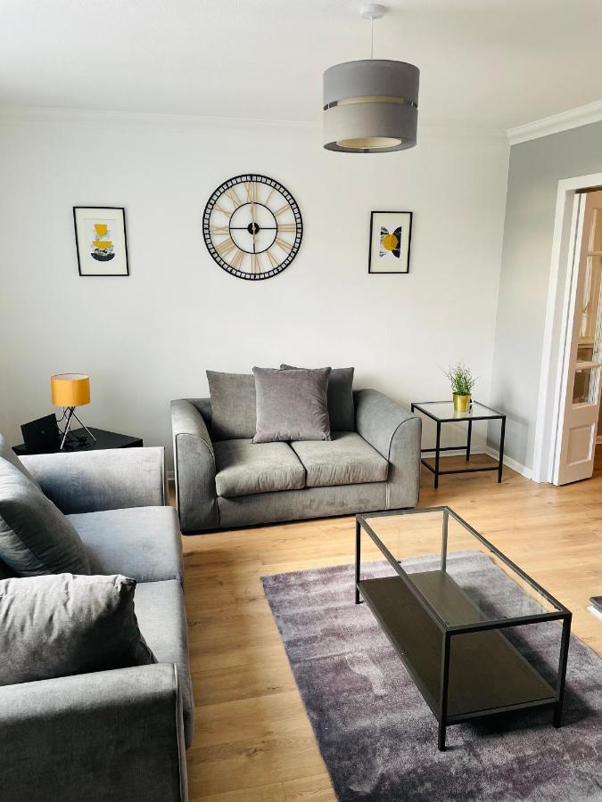 Wolverhampton Large 3 Bedrooms 5 Bed House Perfect For Short & Long Stays Contractors Business Nhs Insurance 1 Bathroom And Separate Wc Private Garden Driveway For 2 Large Vehicles Close To City Centre M6 M54 And Walsall Willenhall Cannock Property Exterior foto