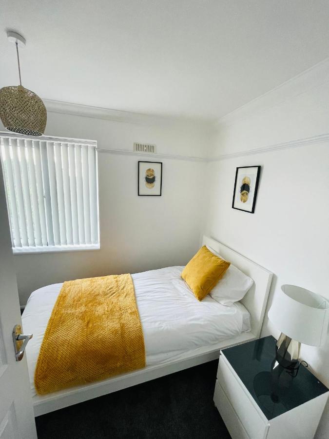 Wolverhampton Large 3 Bedrooms 5 Bed House Perfect For Short & Long Stays Contractors Business Nhs Insurance 1 Bathroom And Separate Wc Private Garden Driveway For 2 Large Vehicles Close To City Centre M6 M54 And Walsall Willenhall Cannock Property Exterior foto