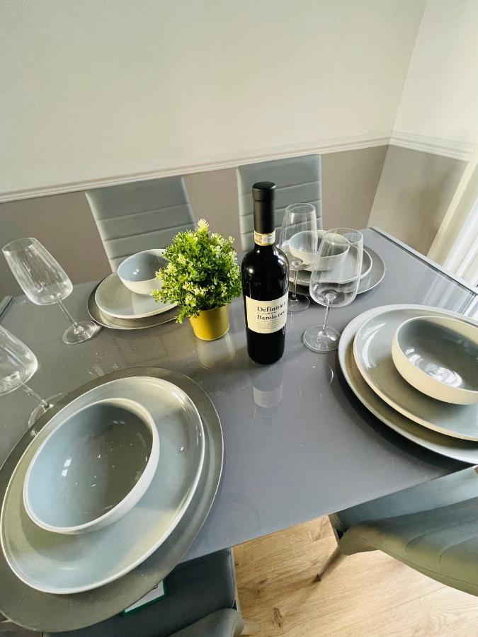 Wolverhampton Large 3 Bedrooms 5 Bed House Perfect For Short & Long Stays Contractors Business Nhs Insurance 1 Bathroom And Separate Wc Private Garden Driveway For 2 Large Vehicles Close To City Centre M6 M54 And Walsall Willenhall Cannock Property Exterior foto