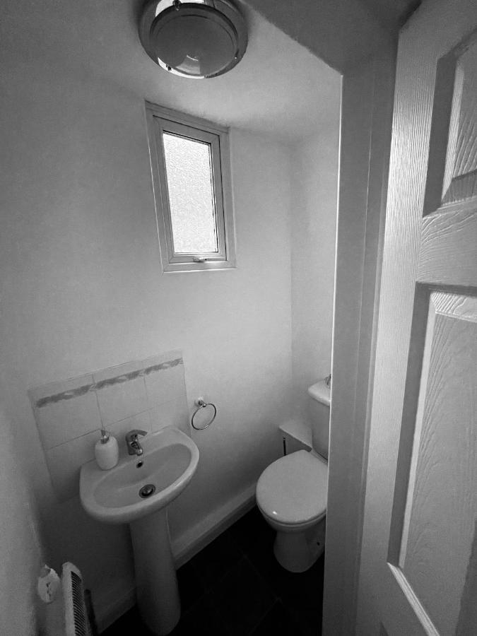 Wolverhampton Large 3 Bedrooms 5 Bed House Perfect For Short & Long Stays Contractors Business Nhs Insurance 1 Bathroom And Separate Wc Private Garden Driveway For 2 Large Vehicles Close To City Centre M6 M54 And Walsall Willenhall Cannock Property Exterior foto