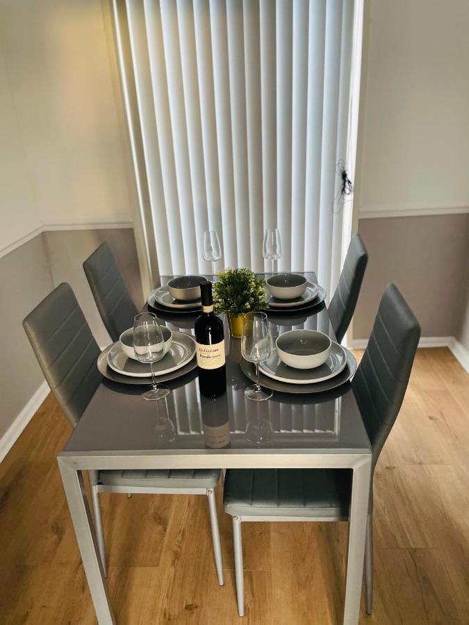 Wolverhampton Large 3 Bedrooms 5 Bed House Perfect For Short & Long Stays Contractors Business Nhs Insurance 1 Bathroom And Separate Wc Private Garden Driveway For 2 Large Vehicles Close To City Centre M6 M54 And Walsall Willenhall Cannock Property Exterior foto